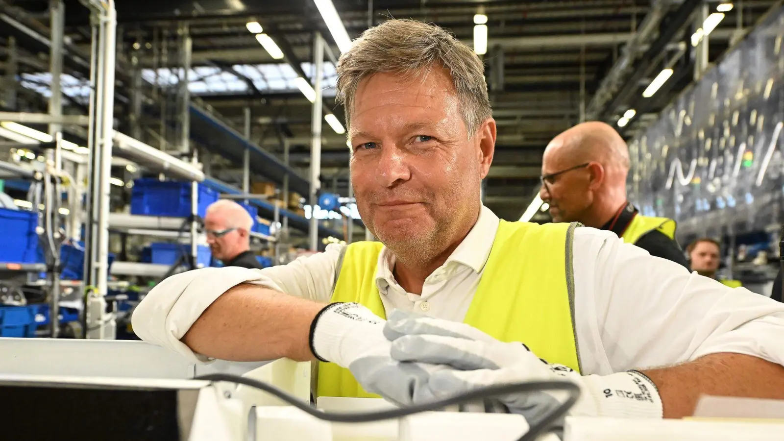 Bundeswirtschaftsminister Robert Habeck (Grüne) ist Fan der Wärmepumpe: „Eine Wärmepumpe spart Geld.“ (Foto: Swen Pförtner/dpa)