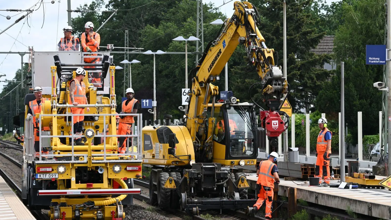 Die Bahn äußert sich zufrieden mit dem Start der Generalsanierung auf der Riedbahn (Archivbild). (Foto: Arne Dedert/dpa)