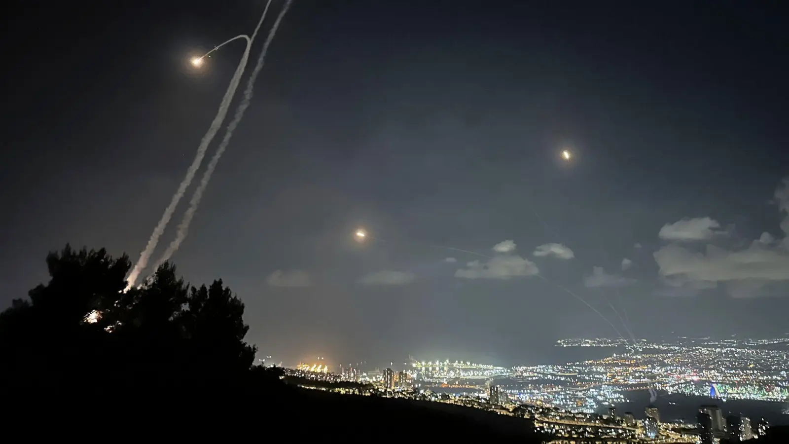 Das israelische Luftabwehrsystem Iron Dome ist über der Hafenstadt Haifa im Einsatz. (Foto: Baz Ratner/AP/dpa)