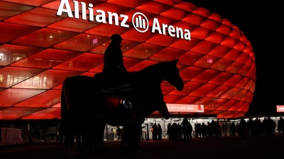 Die Allianz Arena in München erstrahlt vor dem Heimspiel des FC Bayern gegen RB Leipzig in Rot. (Foto: Sven Hoppe/dpa)