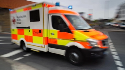 Ein Rettungswagen brachte den Jungen schwer verletzt in ein Krankenhaus. (Symbolbild) (Foto: Nicolas Armer/dpa)