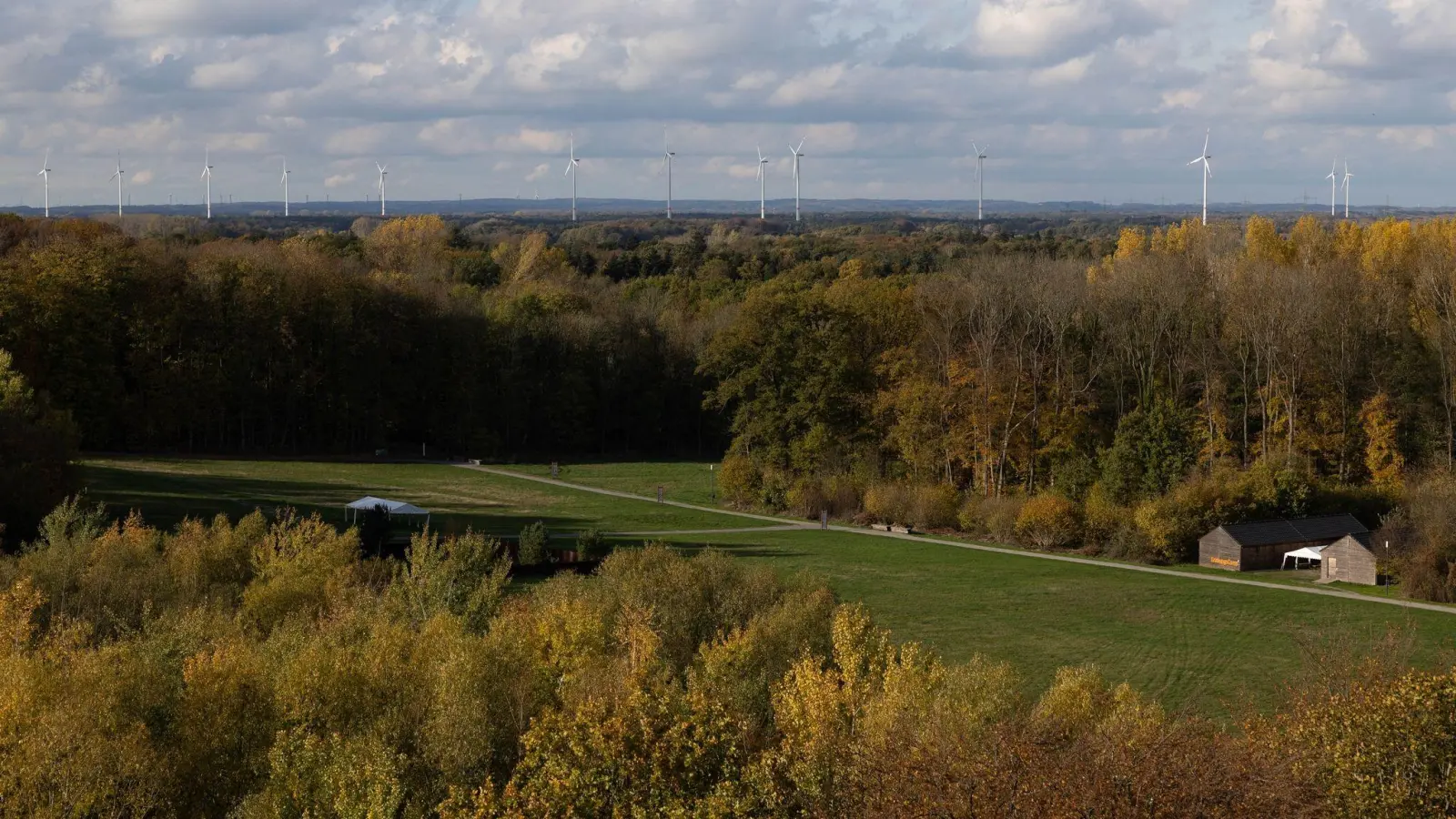 Blick auf das Grabungsgelände vom Museum „Varusschlacht im Osnabrücker Land - Museum und Park Kalkriese“. Eine neue wissenschaftliche Methode bestätigt Kalkriese als Ort der Varusschlacht. (Foto: Friso Gentsch/dpa)