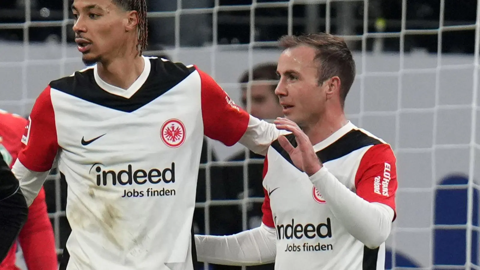 Der Jubel beim Treffer von Mario Götze (r) zum 1:0 für Eintracht Frankfurt gegen Werder Bremen war verhalten. Im Stadion gab es einen medizinischen Notfall. (Foto: Thomas Frey/dpa)