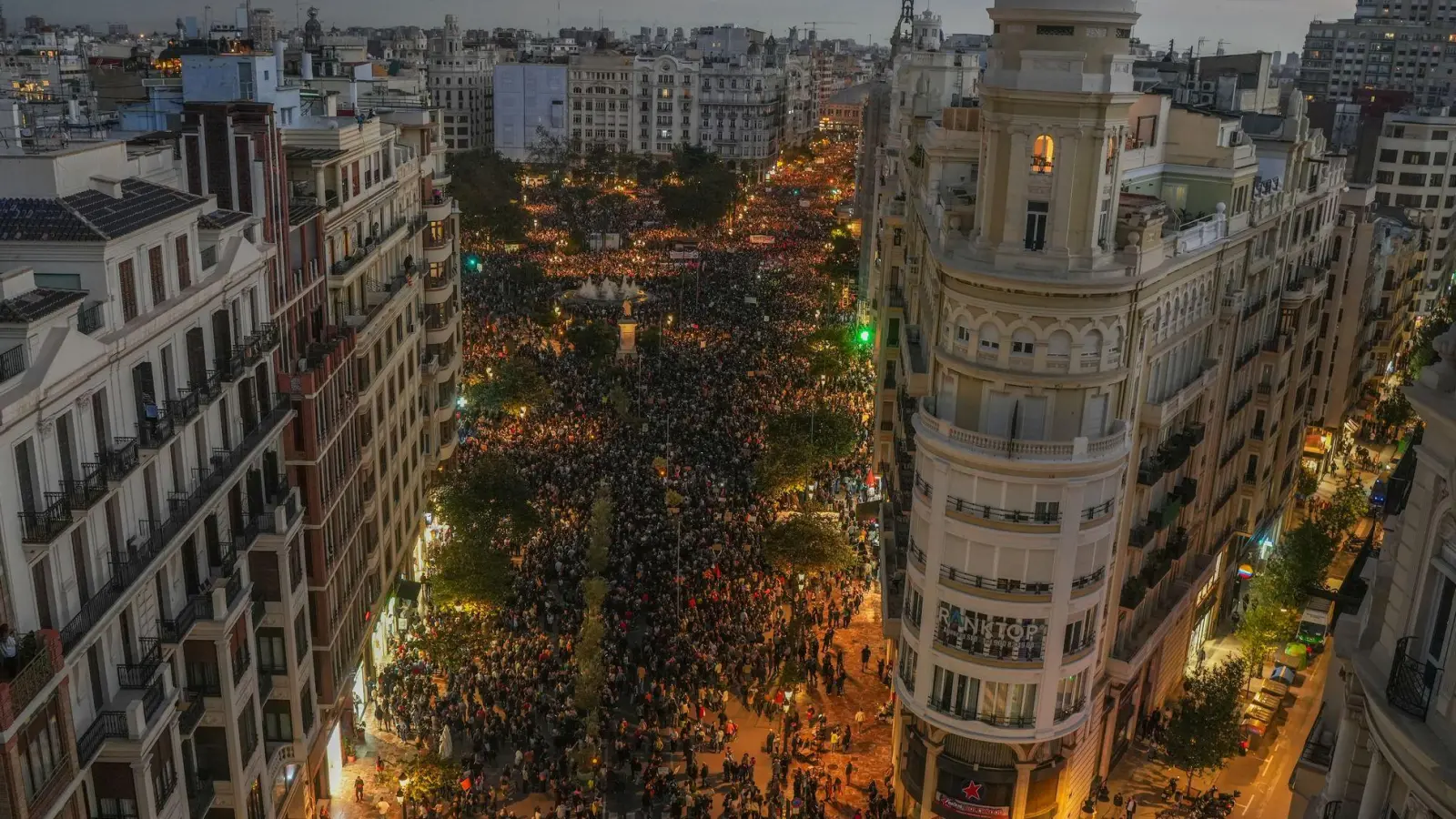 Im Stadtzentrum von Valencia kamen rund 130.000 Menschen zusammen um gegen die ihrer Ansicht nach nur schleppend angelaufene Hilfe zu protestieren. (Foto: Jorge Gil/EUROPA PRESS/dpa)