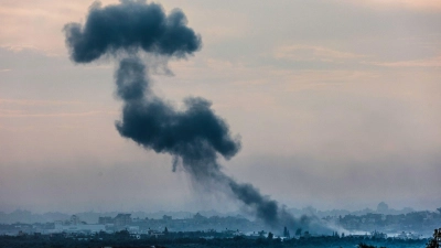 Rauch steigt nach einem israelischen Angriff aus dem Gazastreifen auf. (Foto: Ilia Yefimovich/dpa)