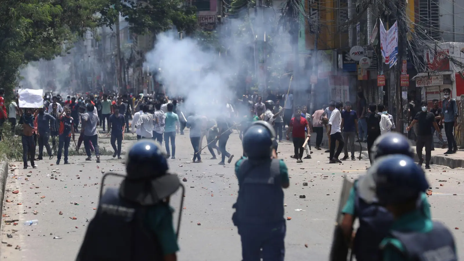 Tausende Studenten fordern ein Ende der Quoten. (Foto: Rajib Dhar/AP/dpa)