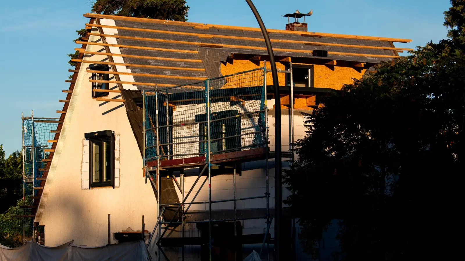 Haus während einer Sanierung: Oft wird das Dach gedämmt. (Foto: Daniel Bockwoldt/dpa)