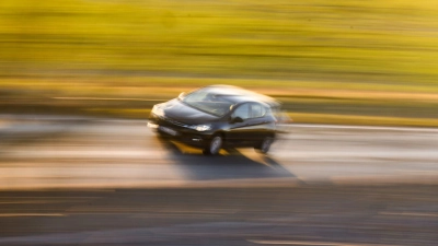 Viele Menschen in Deutschland fahren jeden Tag mit dem Auto zur Arbeit. (Foto: Julian Stratenschulte/dpa)