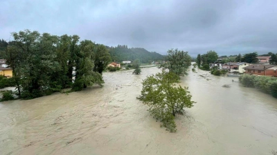 Nach heftigen Regenfällen gibt es in den italienischen Regionen Emilia-Romagna und den Marken teils dramatische Überschwemmungen. (Foto: Uncredited/LaPresse/AP/dpa)