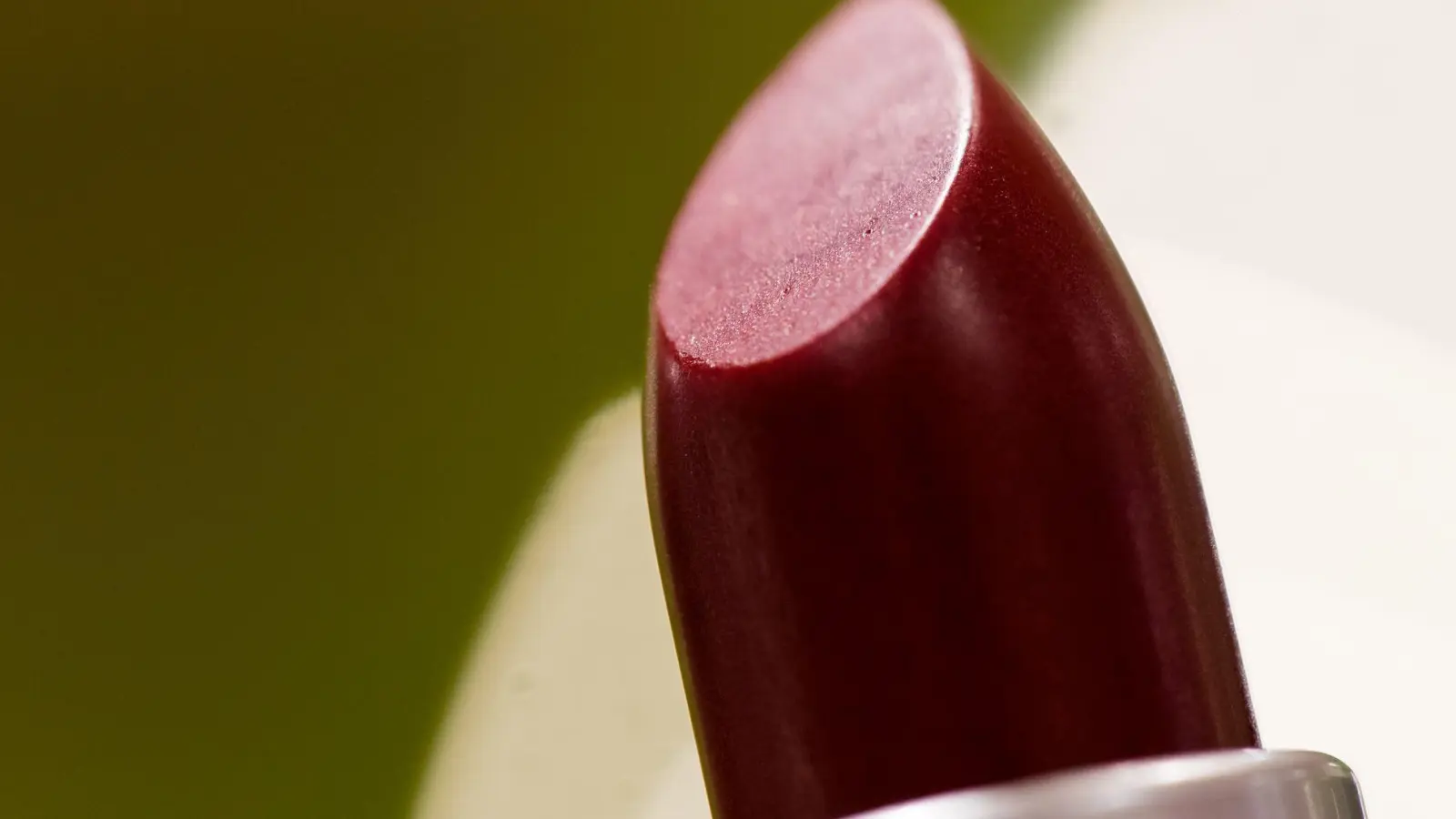 Die ideale Lippenstiftfarbe testet man am besten auf der Handinnenfläche, da das Ergebnis dort den Lippen am ähnlichsten ist. (Foto: Daniel Karmann/dpa/dpa-tmn)