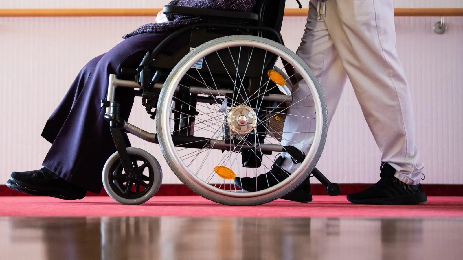 Das Leben im Pflegeheim schlägt mit hohen monatlichen Kosten zu Buche. Das kann zur Belastung werden. (Foto: Tom Weller/dpa/dpa-tmn)