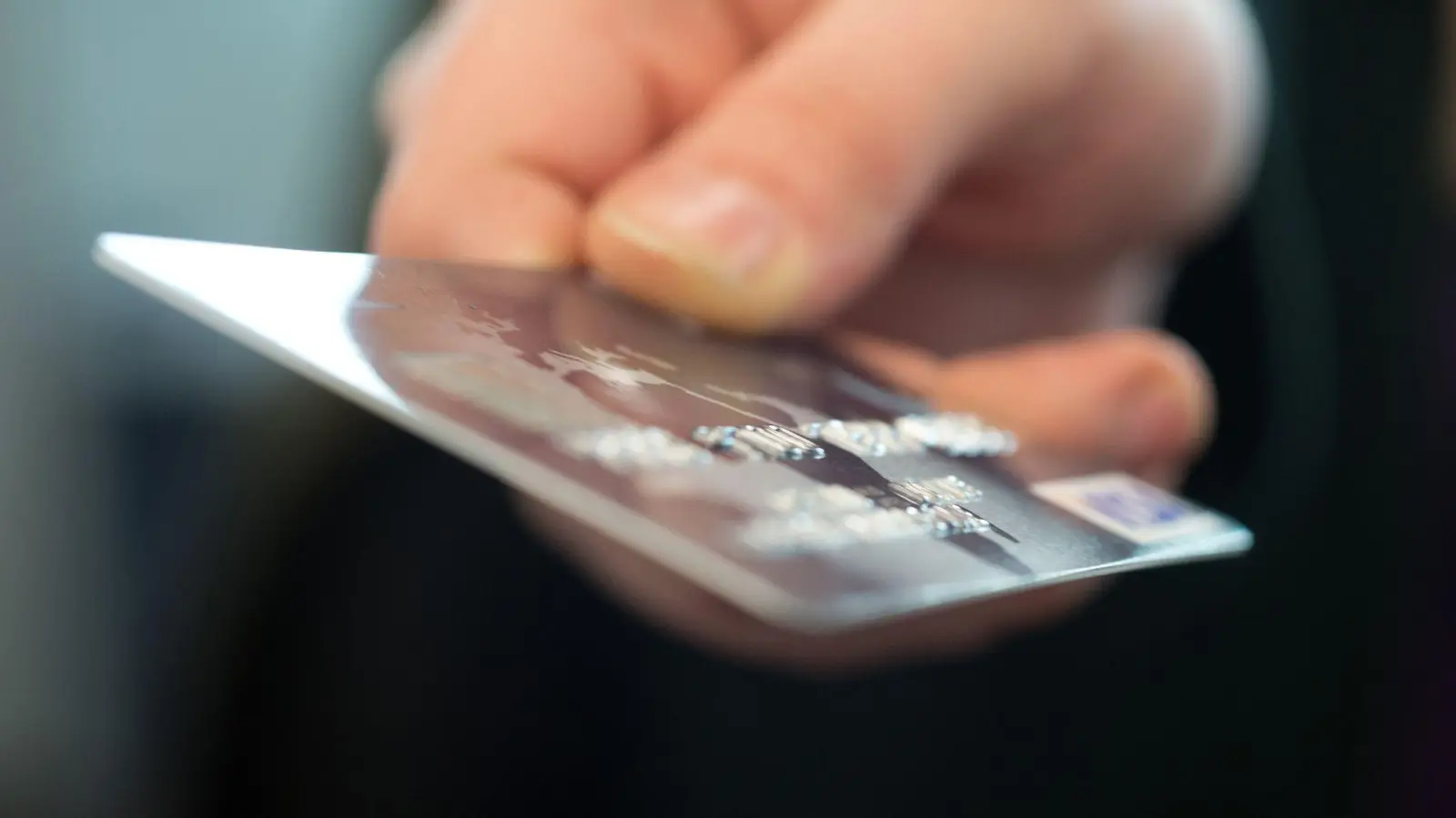 Nicht einfach am Stück: Die ausgediente Bankkarte sollte zerschnitten zum Wertstoffhof gebracht werden. (Foto: Andrea Warnecke/dpa-mag)