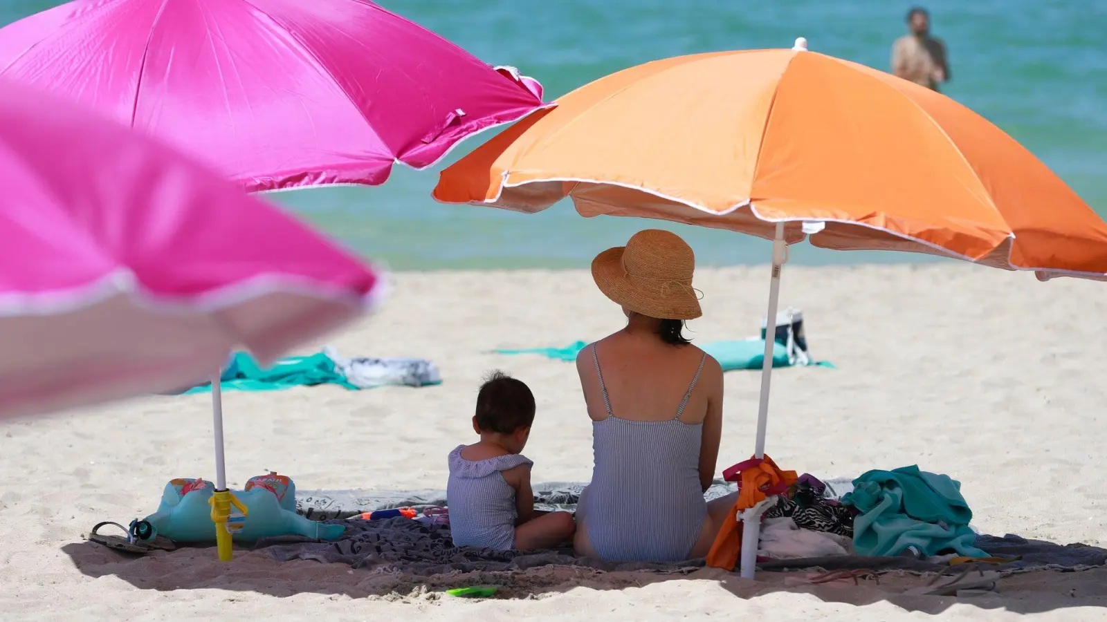 Kinderhaut ist besonders gefährdet: Bei starker Sonne unbedingt Sonnenschutz und geeignete Kleidung verwenden. (Foto: Clara Margais/dpa/dpa-tmn)