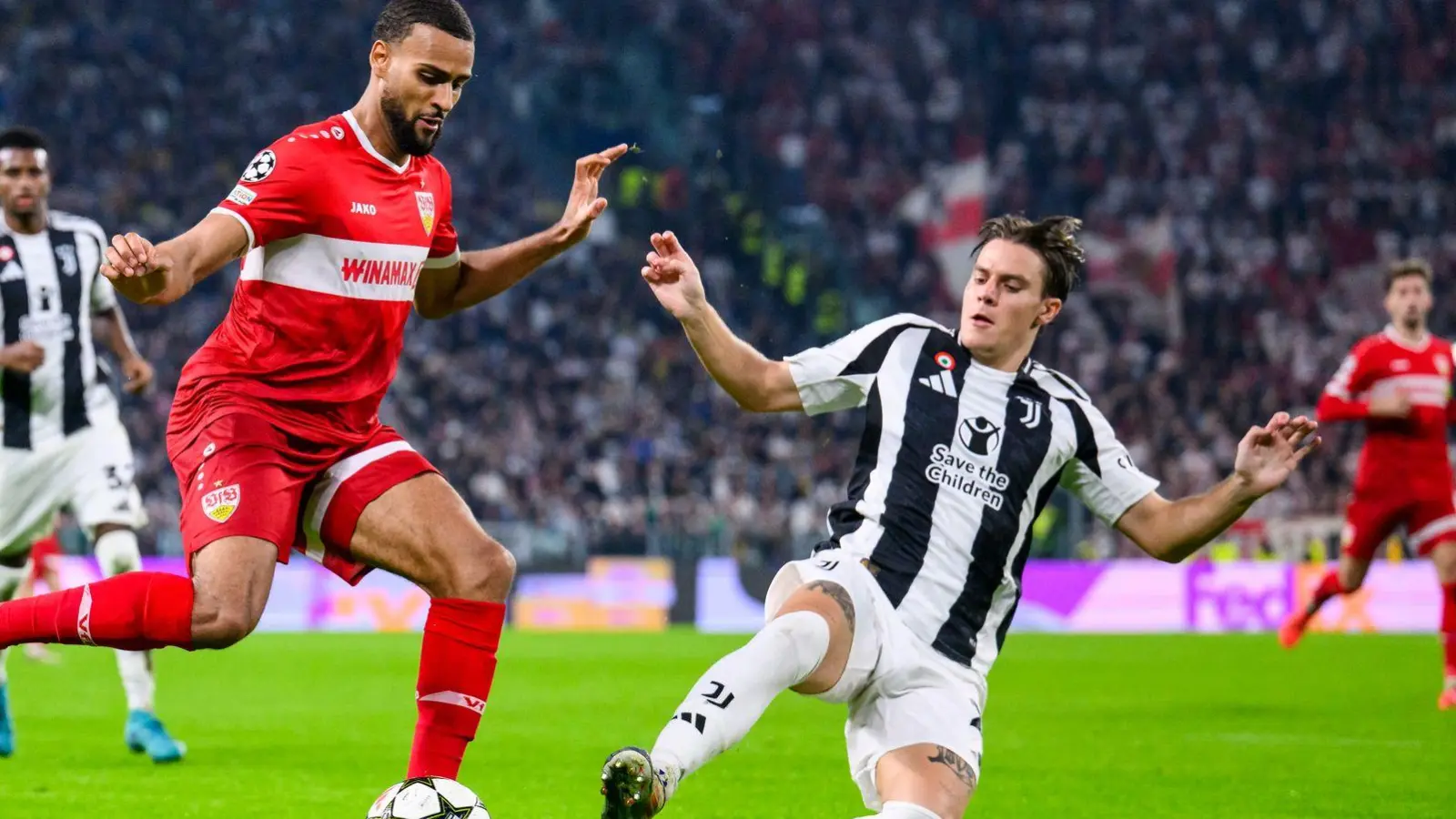 Josha Vagnoman (l.) und der VfB Stuttgart zeigten in Turin eine starke Vorstellung. (Foto: Tom Weller/dpa)