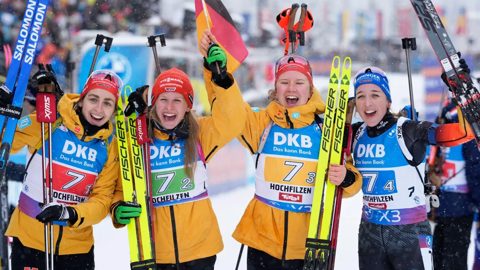 Die deutschen Skijägerinnen gewinnen die Staffel in Hochfilzen. (Foto: Matthias Schrader/AP/dpa)