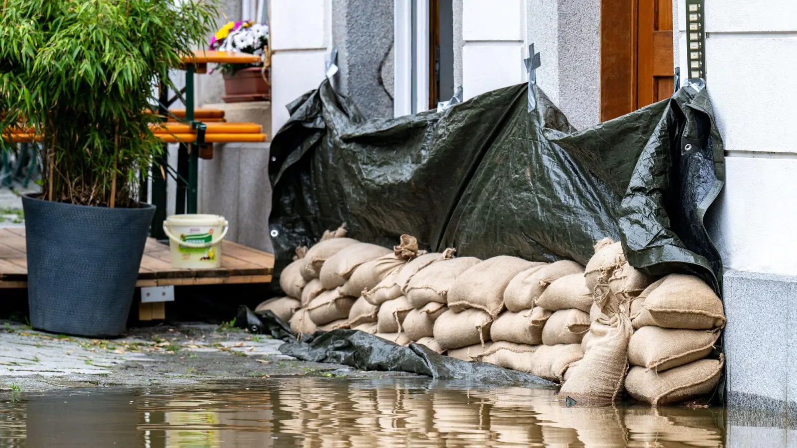 Das Hochwasser sorgte für schwere Schäden. (Foto: Armin Weigel/dpa)