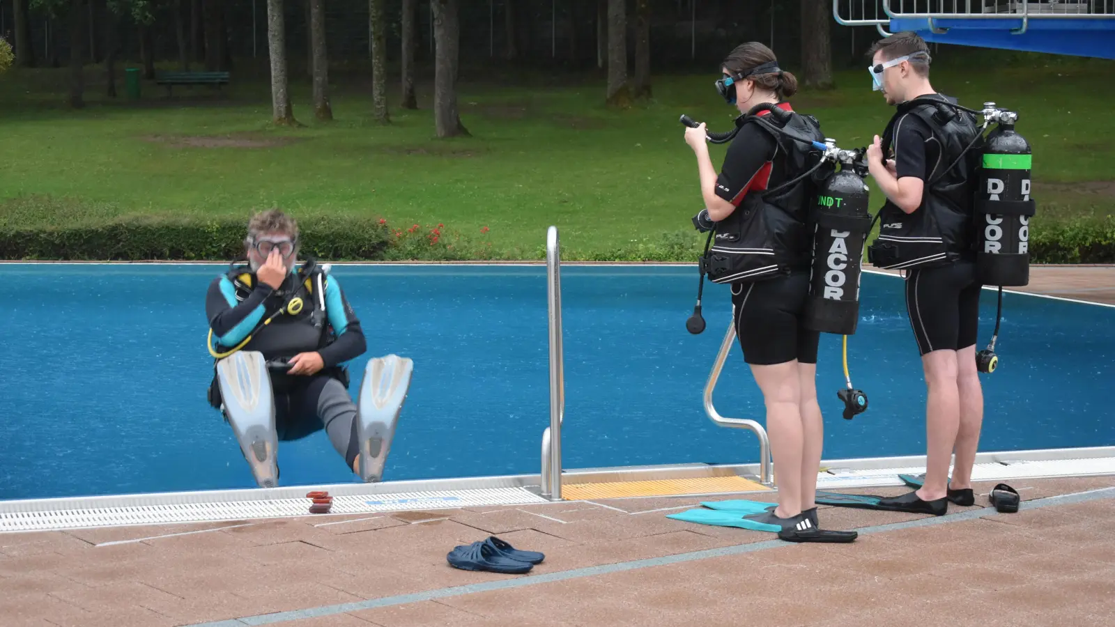 Tauchlehrer Stephan Schöppl erklärt seinen beiden Tauchschülern Jannik Baumgartel und Julia Pfannenmüller, wie man richtig mit einer Rolle rückwärts ins Wasser gelangt. (Foto: Ute Niephaus)