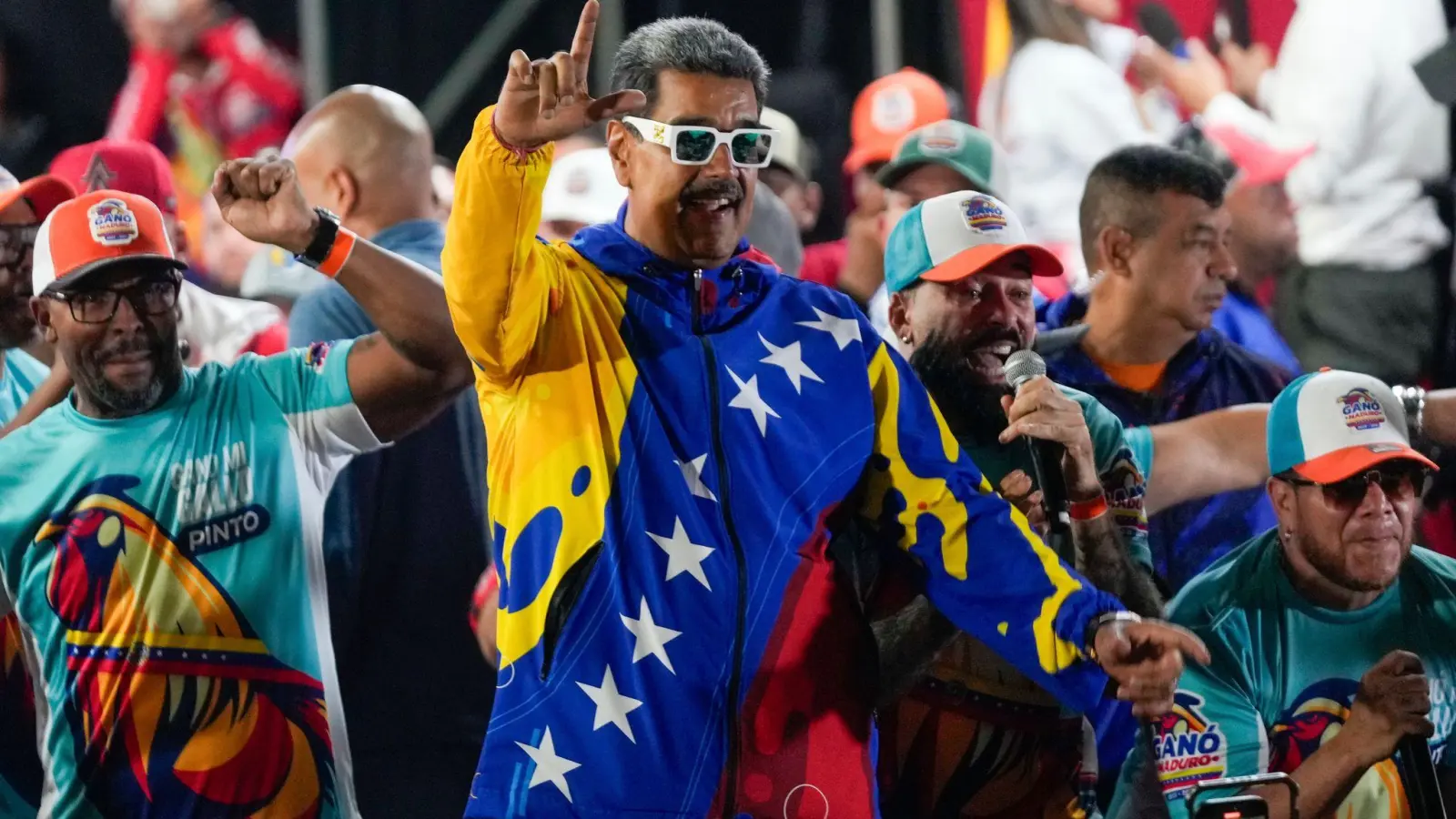 Präsident Maduro feiert seinen offiziell verkündeten Sieg. (Foto: Fernando Vergara/AP/dpa)