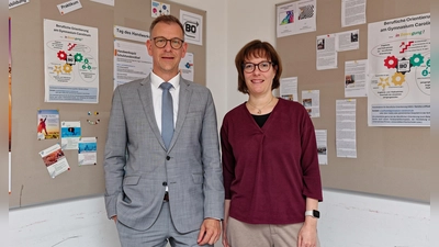 Schulleiter Stefan Exner und Lehrerin Sandra Löffladt nehmen künftig am Schulversuch teil, um frische Ideen zu sammeln. (Foto: Tizian Gerbing)