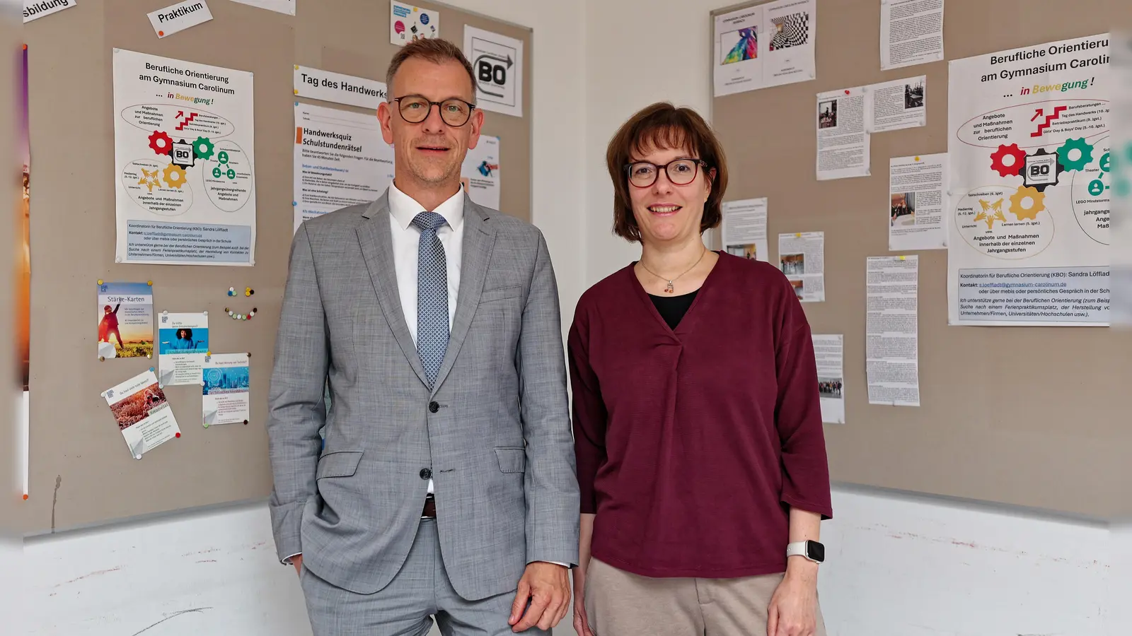 Schulleiter Stefan Exner und Lehrerin Sandra Löffladt nehmen künftig am Schulversuch teil, um frische Ideen zu sammeln. (Foto: Tizian Gerbing)