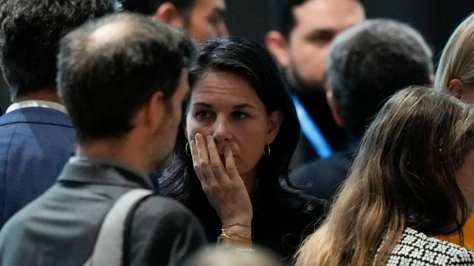 Baerbock übte zum Ende der Klimakonferenz scharfe Kritik am Gastgeber.  (Foto: Rafiq Maqbool/AP/dpa)