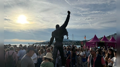 Besucher drängen sich am Denkmal für einen der berühmtesten Montreux-Besucher, Freddie Mercury, vor dem Eingang der Seebühne. (Foto: Christiane Oelrich/dpa)