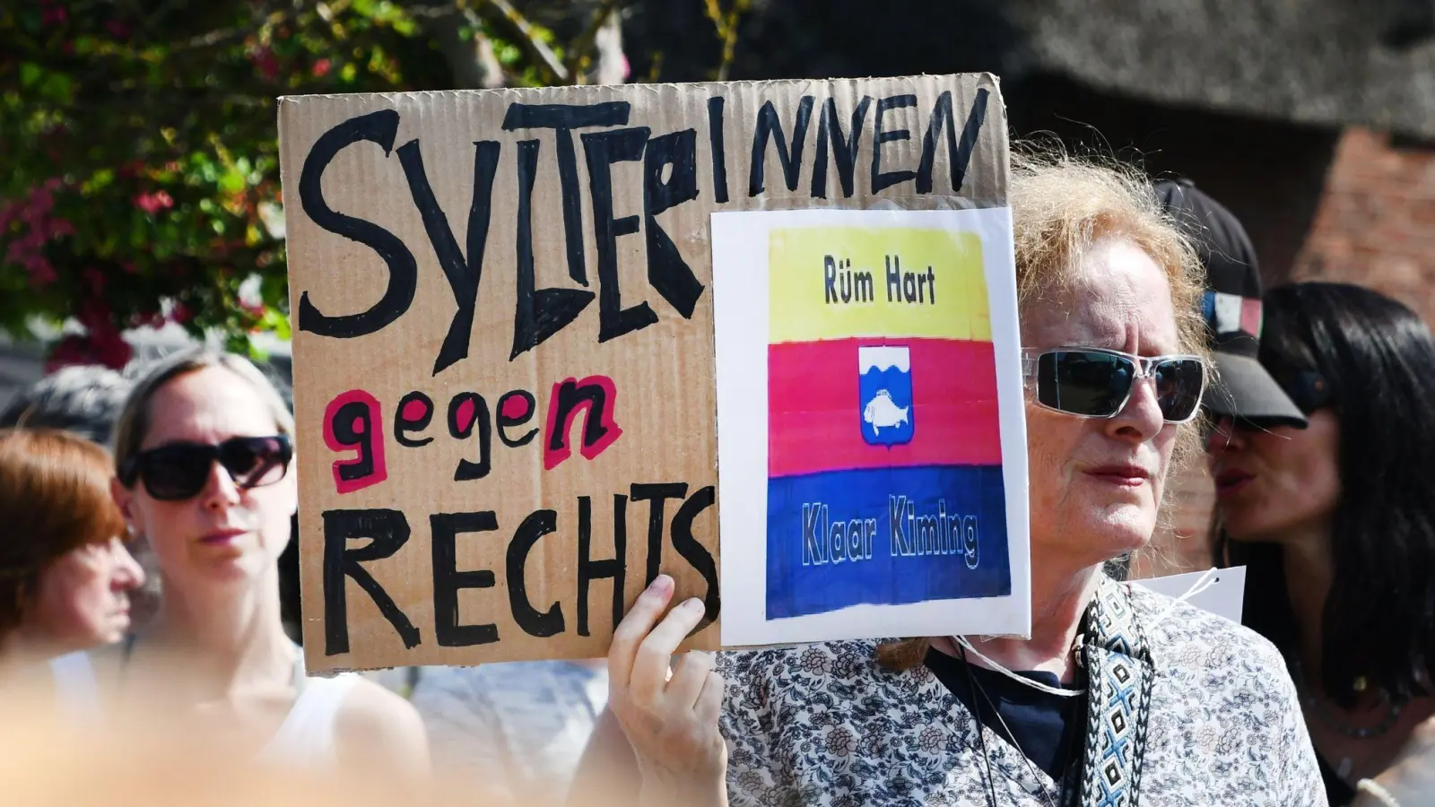 Dutzende Menschen versammeln sich zu einer Mahnwache auf Sylt. Sie wollen ein Zeichen gegen Rechtsextremismus setzen. (Foto: Lea Sarah Albert/dpa)