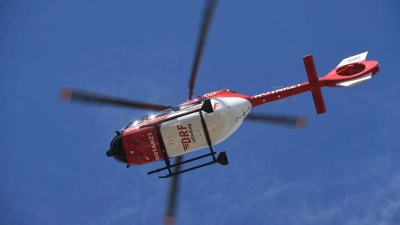 Der Fahrer des Kleintransporters wurde mit einem Rettungshubschrauber nach Erlangen gebracht.  (Foto: Stefan Sauer/dpa-Zentralbild/ZB/Symbolbild)