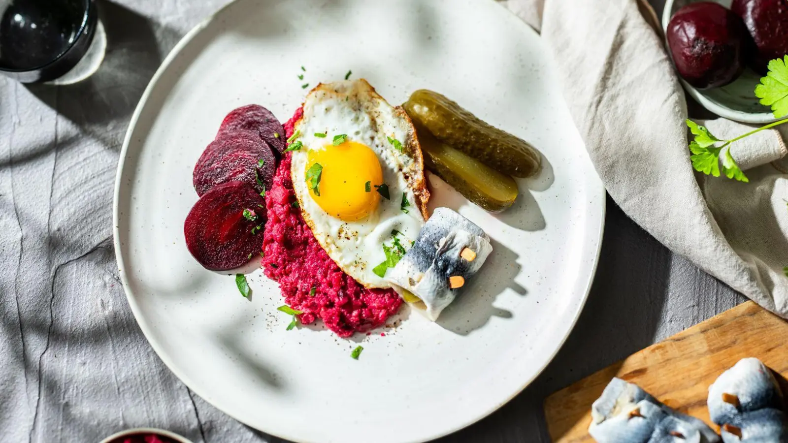 Labskaus: Das traditionelle Seemannsgericht aus Kartoffeln, Corned Beef, Roter Bete und Fisch, wird durch Rollmöpse, Gurken und Spiegelei ergänzt, zum Geschmackserlebnis. (Foto: KMG/die-kartoffel.de/dpa-tmn)