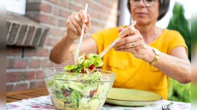 Frisch und lecker: Ein Salat ist an heißen Tagen genau das Richtige. (Foto: Benjamin Nolte/dpa-tmn)