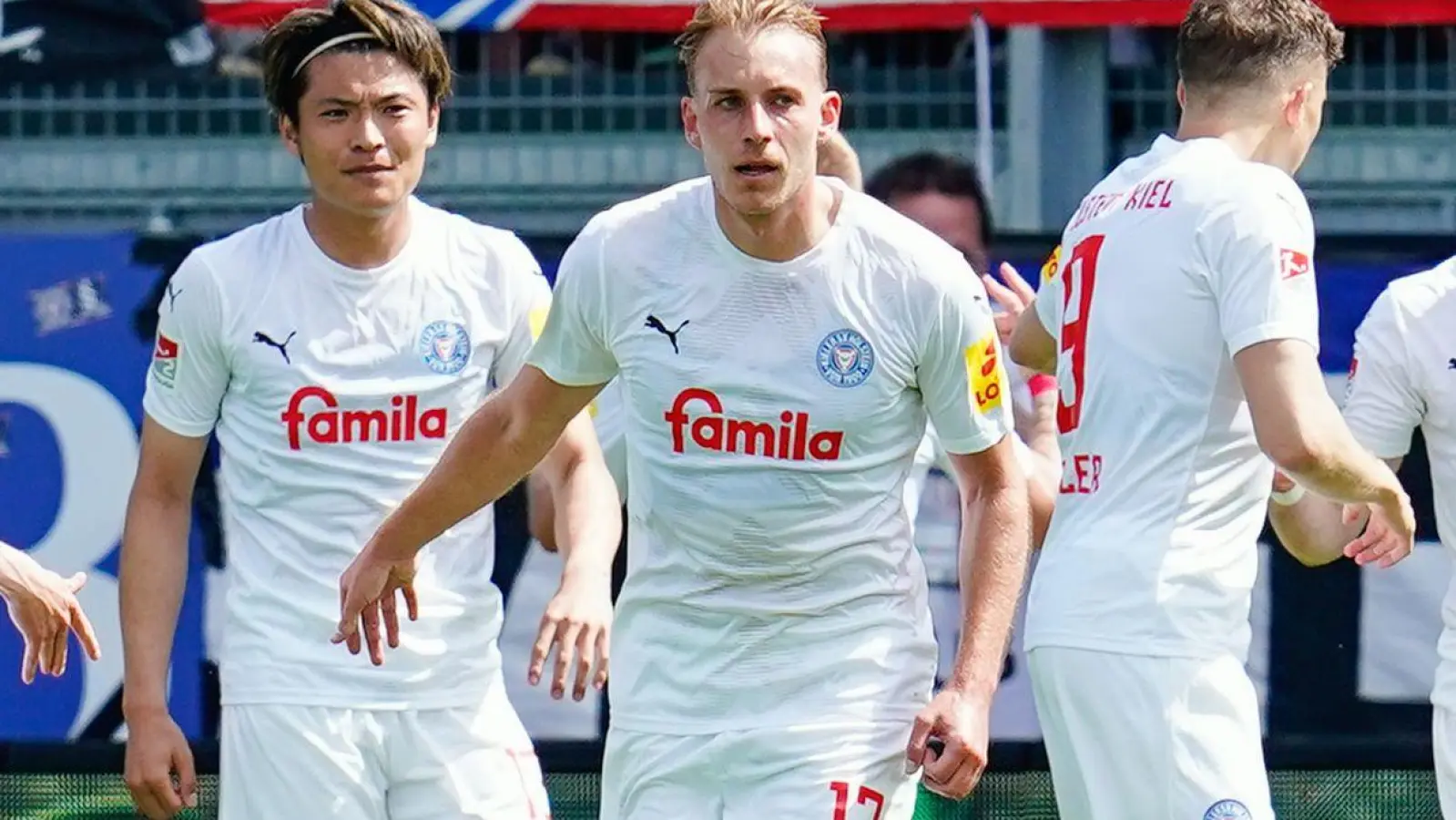 Timo Becker (M) erzielte den Siegtreffer für Holstein Kiel. (Foto: Uwe Anspach/dpa)