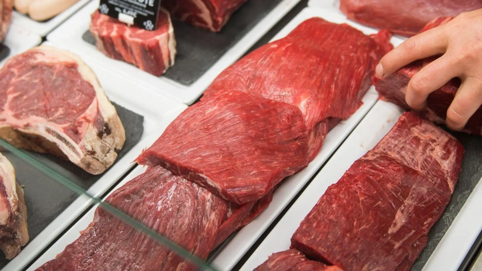 Es muss nicht immer Rumpsteak, Filet oder Entrecote sein: Weniger bekannte und günstigere Cuts, wie das Flanksteak (mitte), sind immer beliebter. (Foto: Lino Mirgeler/dpa/dpa-tmn)