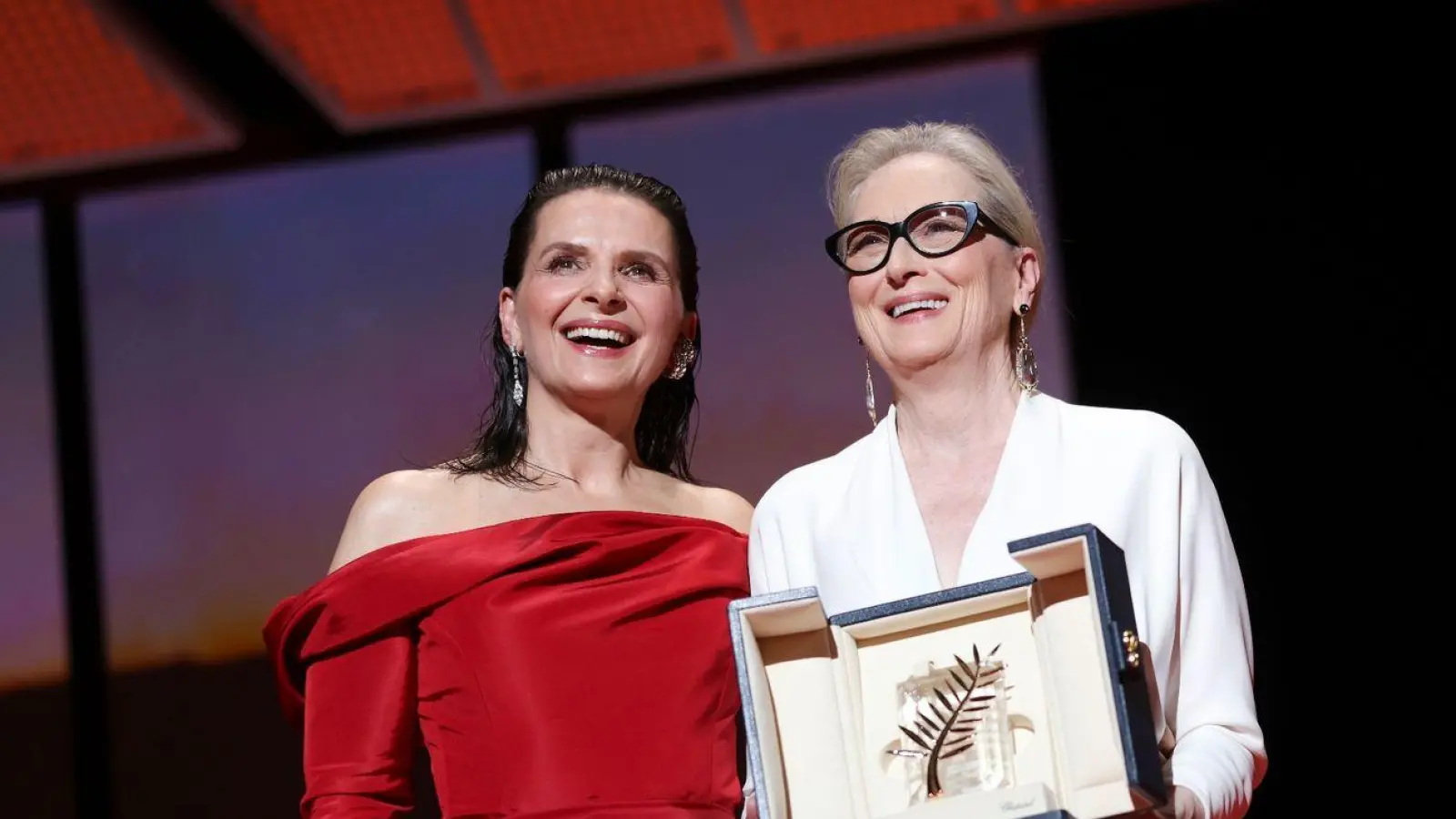 Juliette Binoche (l) und Meryl Streep mit Ehrenpalme bei der Eröffnung des 77. Filmfestivals von Cannes. (Foto: Vianney Le Caer/Invision/AP/dpa)