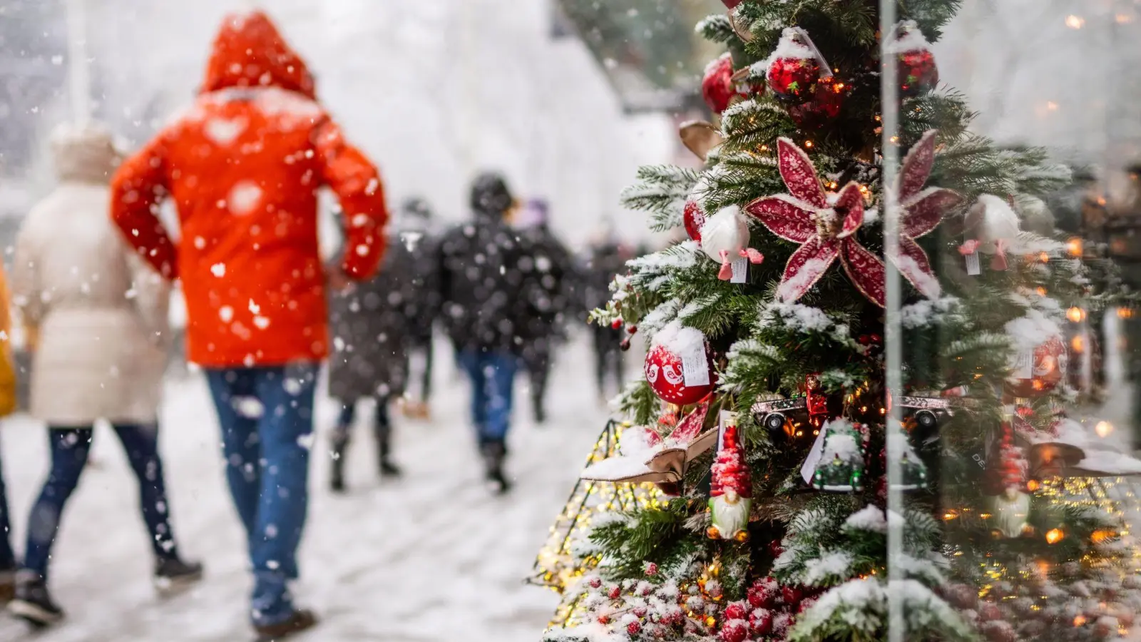 Weihnachten steht vor der Tür: Aktuell werden viele Geschenke besorgt. (Foto: Georg Hochmuth/APA/dpa)