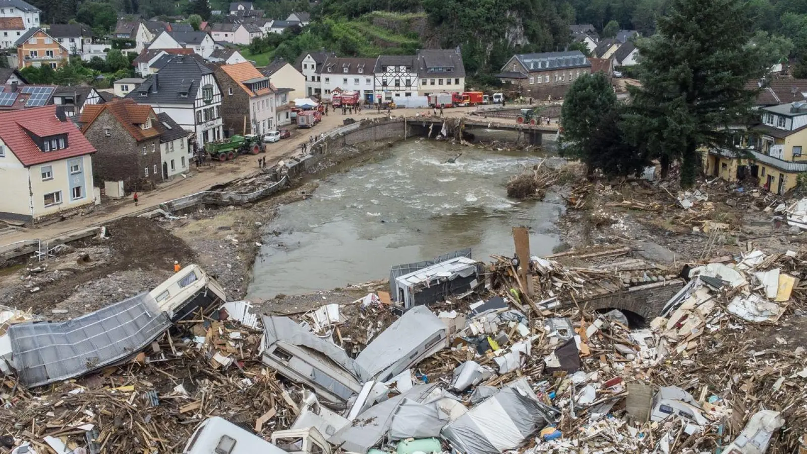 Meterhoch türmen sich Wohnwagen, Gastanks, Bäume und Schrott an einer Brücke über der Ahr in Altenahr (Luftaufnahme mit einer Drohne). (Foto: Boris Roessler/dpa)