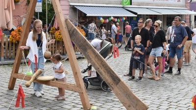 Geschicklichkeit war an den zahlreichen Spielstationen gefragt. So galt es beispielsweise, mit einer Holzkugel einen Kegel zu treffen. (Foto: Erich Herrmann)