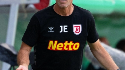 Trainer Joe Enochs von Regensburg reagiert an der Seitenlinie. (Foto: Sven Hoppe/dpa/Archivbild)