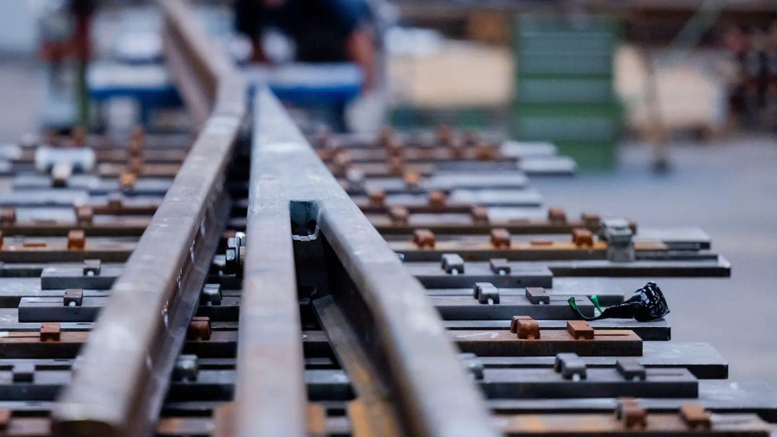 Trotz guter Geschäfte bei der Infrastruktur ging der Umsatz der Bahnindustrie im ersten Halbjahr zurück. (Archivbild) (Foto: Rolf Vennenbernd/dpa)