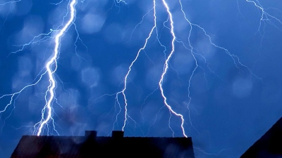 Ein Blitz schlägt ein in Nordrhein-Westfalen. (Foto: Thomas Rensinghoff/dpa)