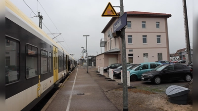 Am Bahnhof Dombühl hat eine Gruppe Jugendlicher zwei Personen angepöbelt und geschlagen.  (Foto: Thomas Schaller)