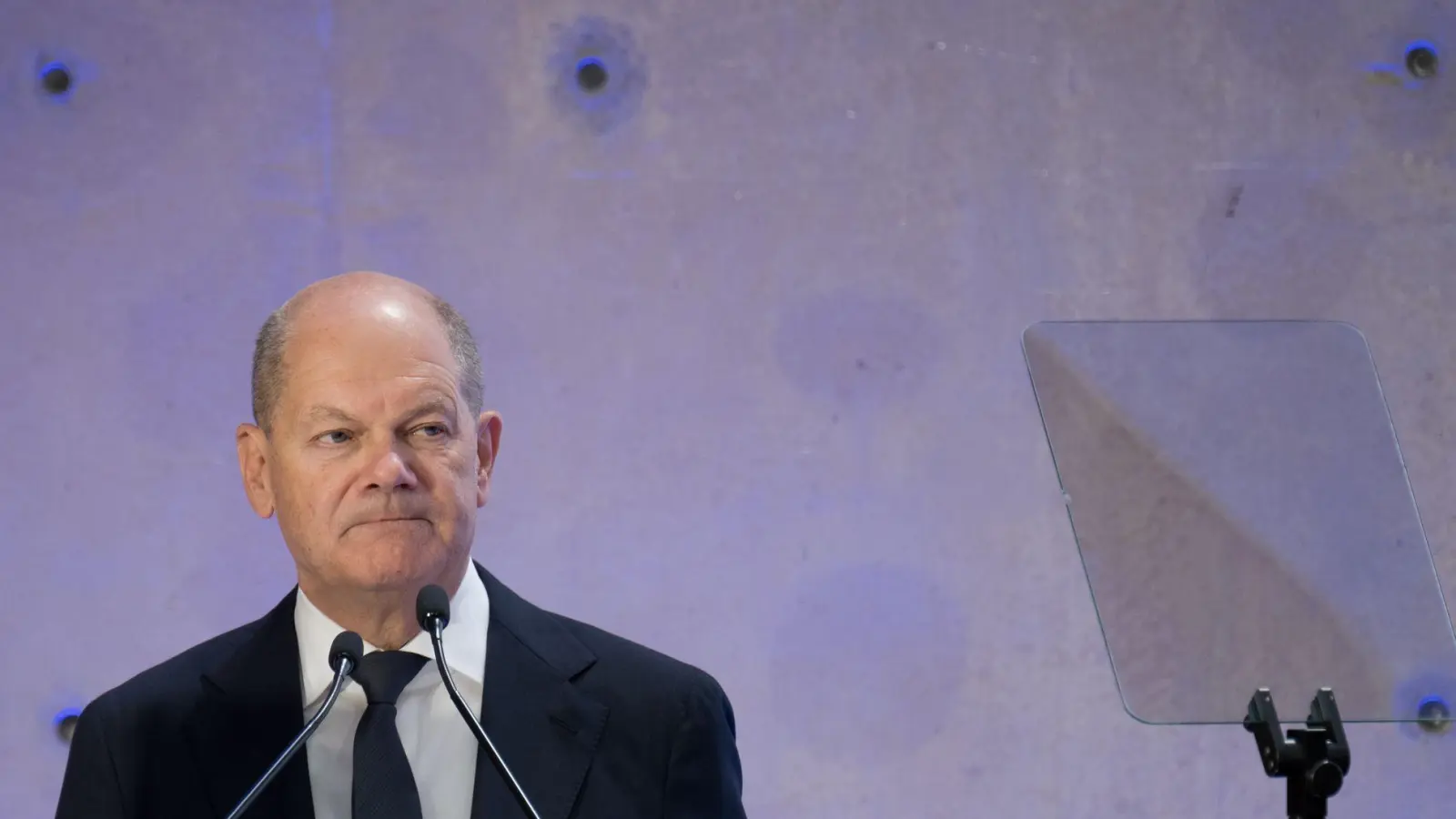 Bundeskanzler Olaf Scholz (SPD) kommt nach Franken. Bevor er sich einen Bio-Bauernhof in der Nähe von Neustadt/Aisch ansieht, besucht er das Bundesamt für Migration und Flüchtlinge und den Medizingerätehersteller Siemens Healthineers.  (Foto: Sebastian Christoph Gollnow/dpa)