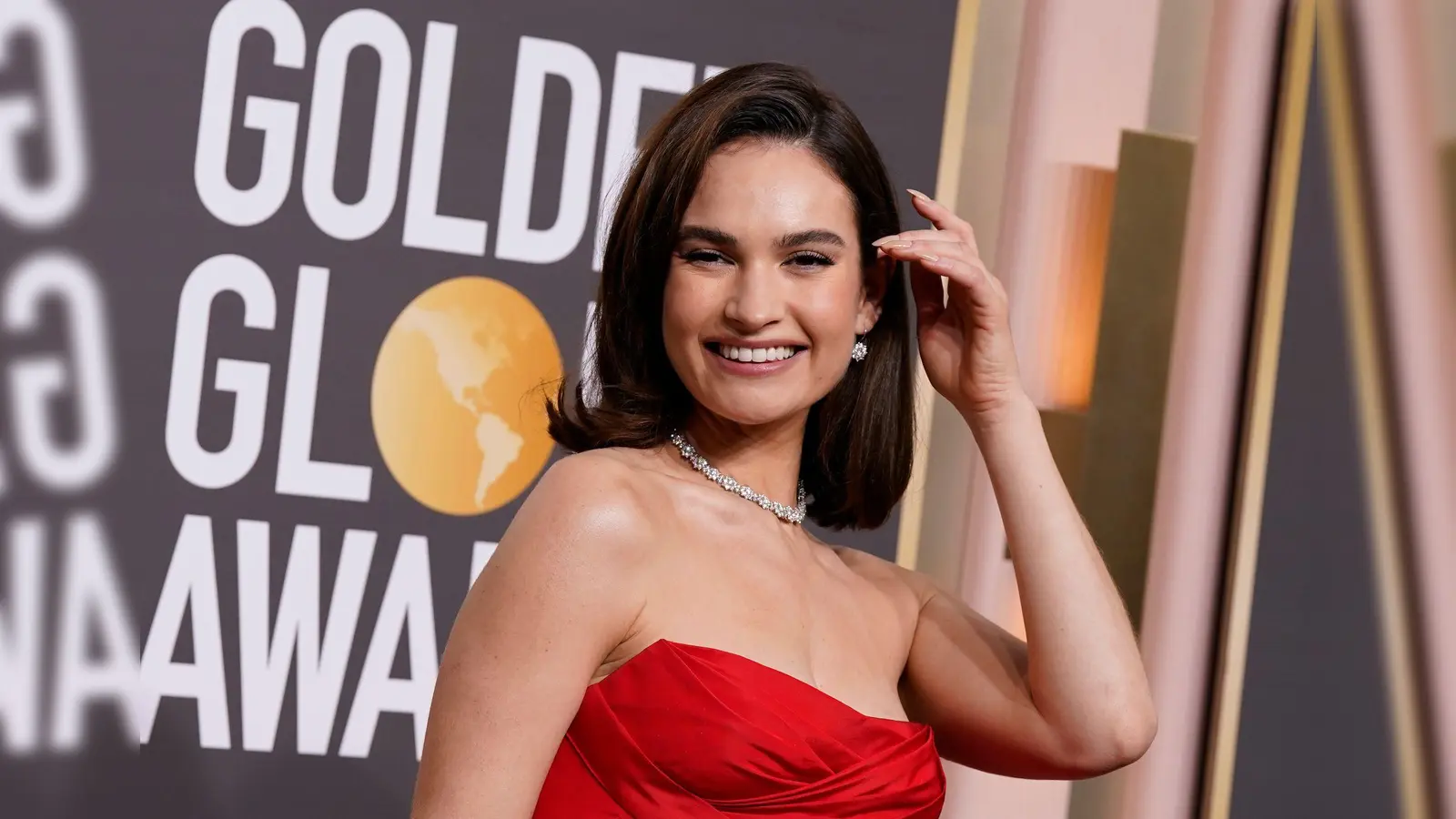 Lily James wird in der „Cliffhanger“-Neuverfilmung zur Kletterin. (Archivbild) (Foto: Jordan Strauss/Invision/AP/dpa)