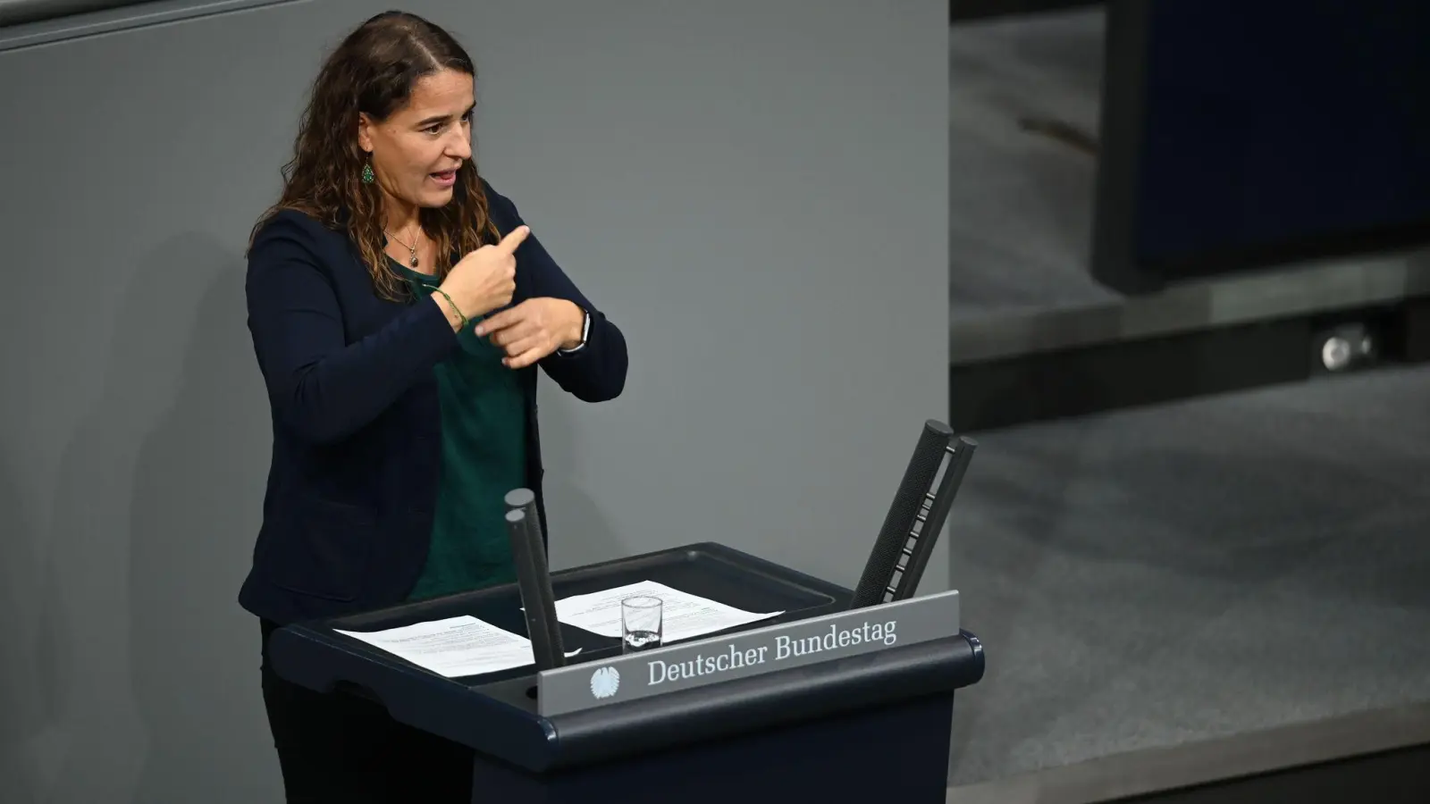 Heike Heubach (SPD) gebärdet eine Rede zur Wohnungspolitik (Foto: Carla Benkö/dpa)