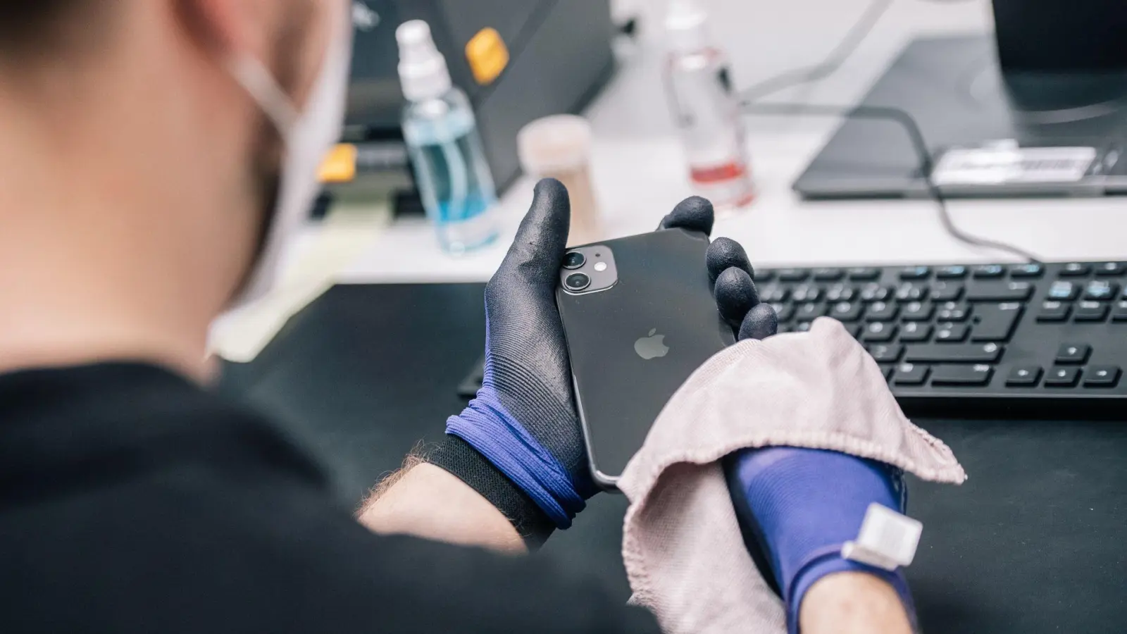 Gebraucht zu kaufen, liegt im Trend: Besonders bei Elektronik wie Smartphones kann man viel sparen. Spezialisierte Plattformen bieten generalüberholte Produkte an, die oft fast neuwertig sind. (Foto: Zacharie Scheurer/dpa-tmn)