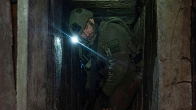 Israelische Soldaten zeigen Journalisten einen Tunnel unterhalb von Chan Junis. (Foto: Ohad Zwigenberg/AP)