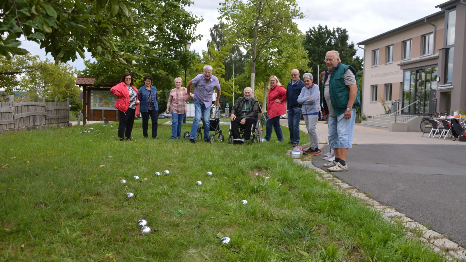 Bereits im Sommer 2023 warteten die Uehlfelder Boule-Freunde sehnsüchtig auf den Bürgerpark mit Boule-Anlage und spielten in der „Holperwiese“ neben dem Rathaus. Doch bis heute sind keine Bagger angerückt. (Archivfoto: Johannes Zimmermann)