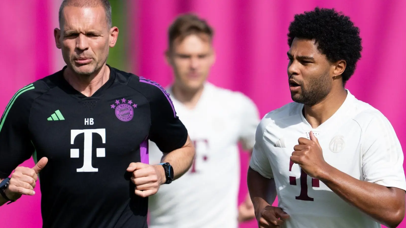 Der langjährige Fitnesschef Holger Broich (l) und die Bayern gehen getrennte Wege. (Foto: Sven Hoppe/dpa)