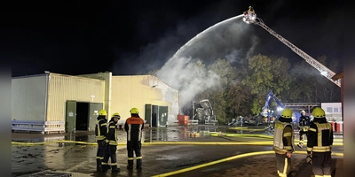 Die Feuerwehr Rothenburg war mit ihrer gesamten Flotte am Electrolux-Werk im Einsatz. (Foto: NEWS5 / Pascal Höfig)