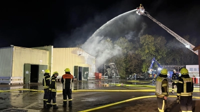 Die Feuerwehr Rothenburg war mit ihrer gesamten Flotte am Electrolux-Werk im Einsatz. (Foto: NEWS5 / Pascal Höfig)