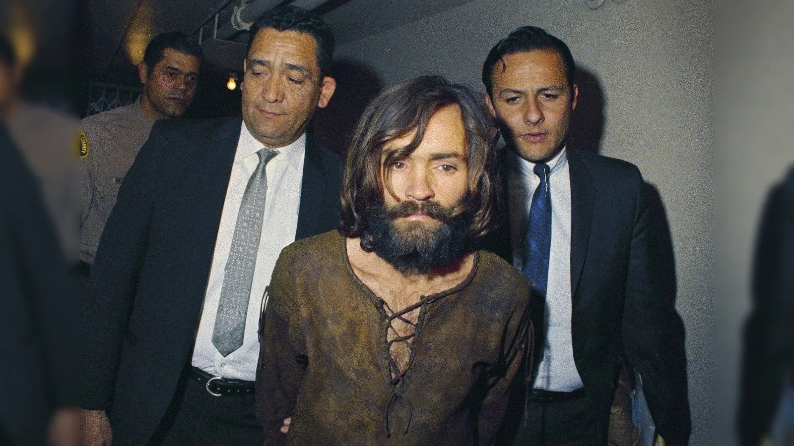 Eine Doku-Serie über Charles Manson enthält bisher unveröffentlichte Telefonate mit dem früheren Sektenführer. (Archivbild)  (Foto: -/AP/dpa)